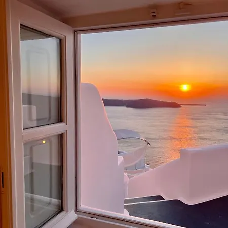 Esmi Santorini *
