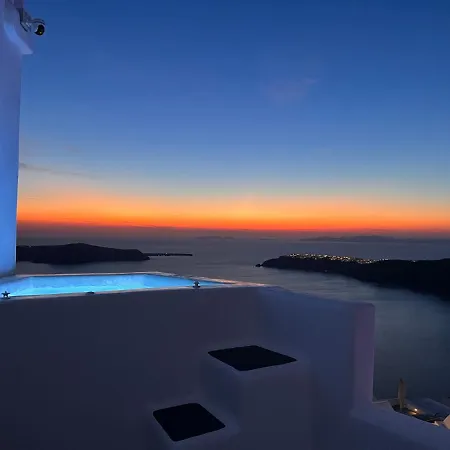Esmi Santorini *