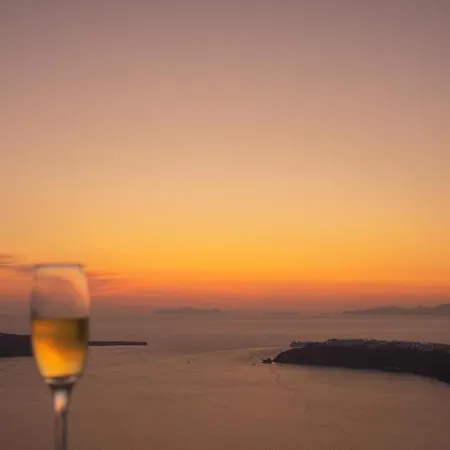 Esmi Santorini *