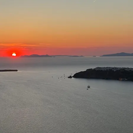 Esmi Santorini *