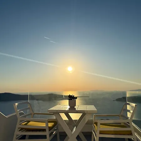 Esmi Santorini *