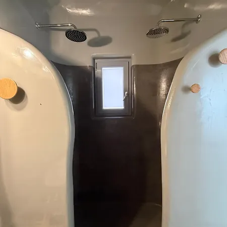 Esmi Santorini *
