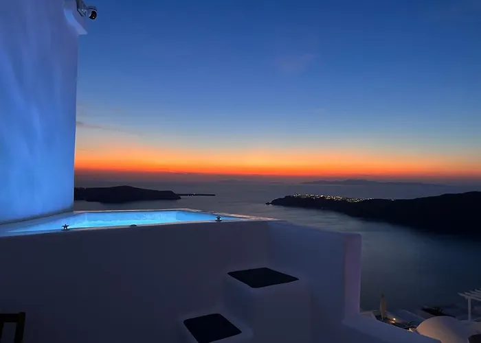 Esmi Santorini *