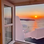 Esmi Santorini *
