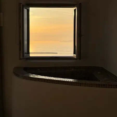 Esmi Santorini