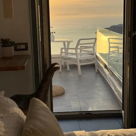 Esmi Santorini