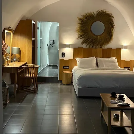 Esmi Santorini *