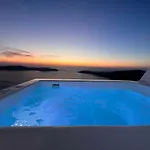 Esmi Santorini *