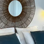 Esmi Santorini